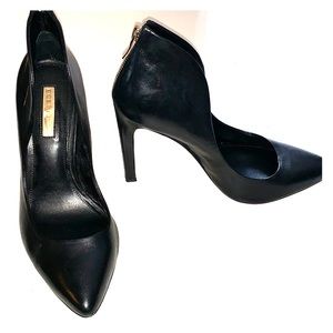 Black leather pump. Sexy zipper up the back